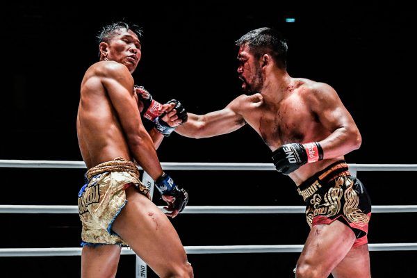 Muay Thai fighter Roldek winds up his punch on Kulabdam