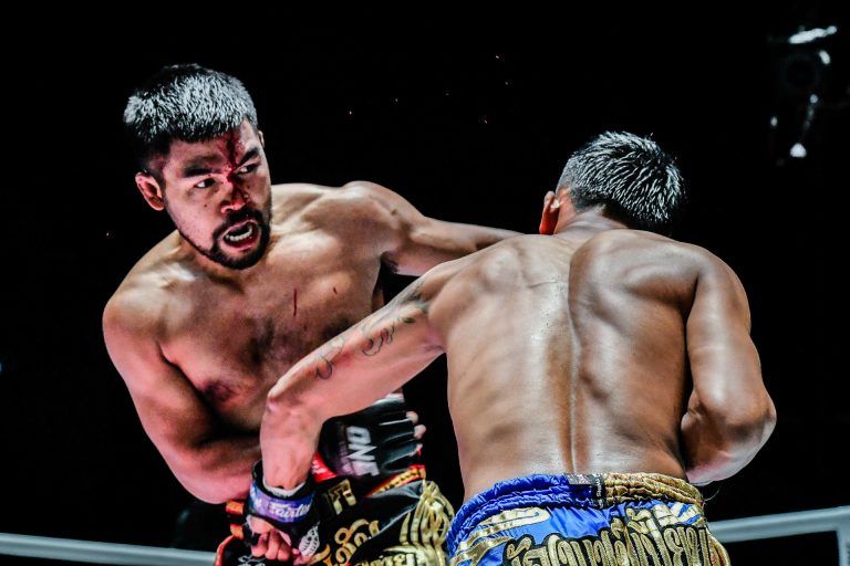 Muay Thai fighter Rodlek PK.Saenchai Muaythaigym cracks Kulabdam with a left hook