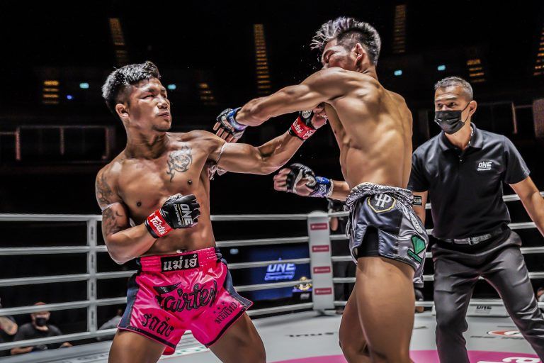 Muay Thai fighter Rodtang Jitmuangnon uppercuts Petchdam Petchyindee Academy