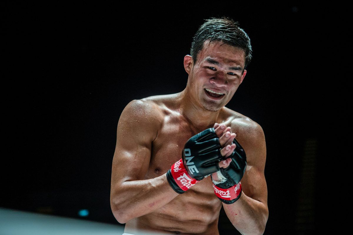 Muay Thai fighter Saemapetch Fairtex prays