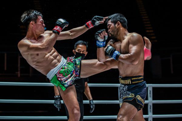 Saemapetch Fairtex kicks Rodlek PK Saenchai Muaythaigym