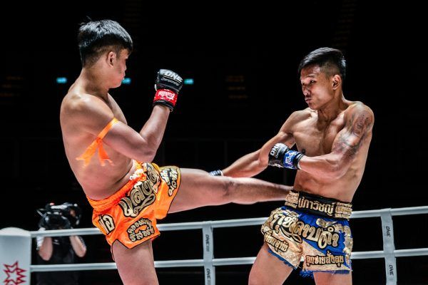 Sangmanee throws a teep at Kulabdam
