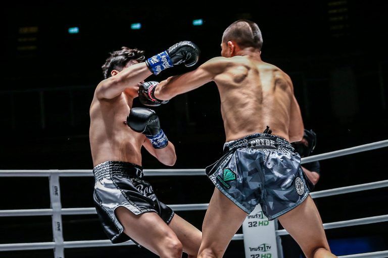Capitan Petchyindee Academy knocks out Petchtanong Petchfergus in their kickbxing fight