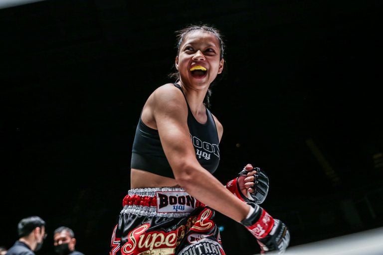 A very happy Supergirl Jaronsak Muaythai, who wins her debut