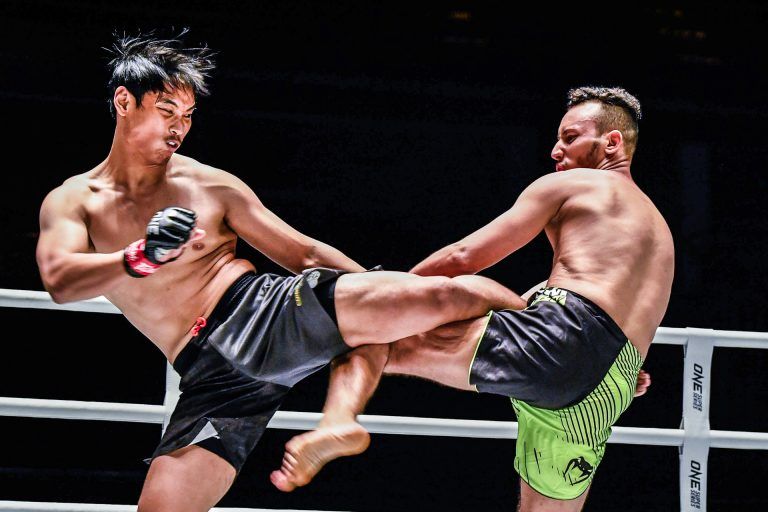 Witchayakorn Niamthanom kicks Friggini in the ribs