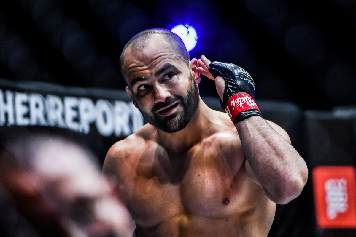 Eddie Alvarez signals that he hit Iuri Lapicus in the ear