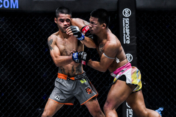 Rodtang Jitmuangnon throws an elbow at Danial Williams