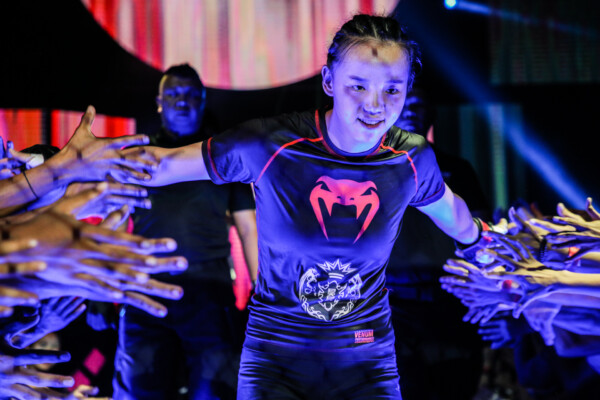 "MMA Sister" Lin Heqin enters the arena