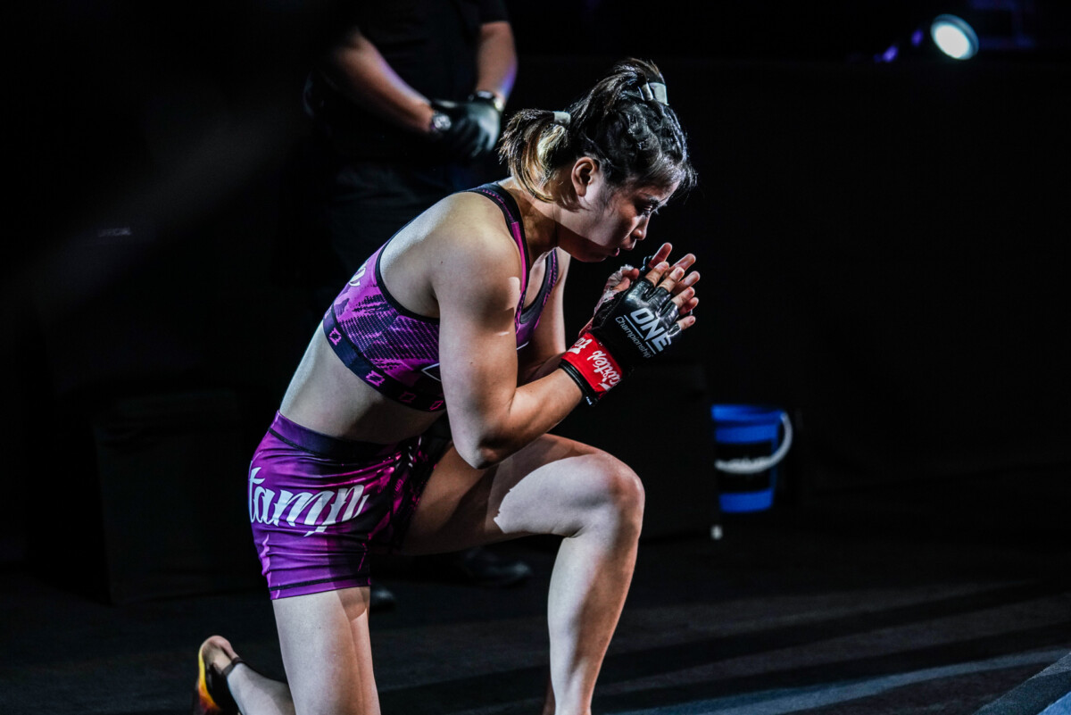 Stamp takes a knee before entering the Circle at ONE: NEXTGEN.