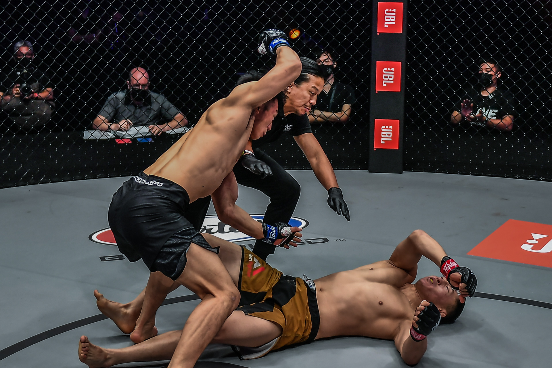 Zhang Lipeng knocks out Ruslan Emilbek Uulu in the first round.