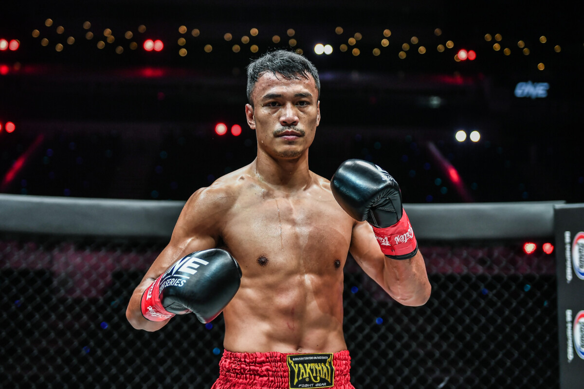 Sitthichai Sitsongpeenong scores a unanimous decision victory over Davit Kiria.