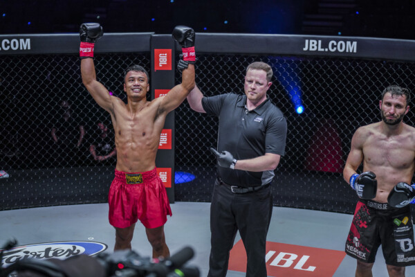Sitthichai Sitsongpeenong wins kickboxing Grand Prix semifinal match against Davit Kiria.