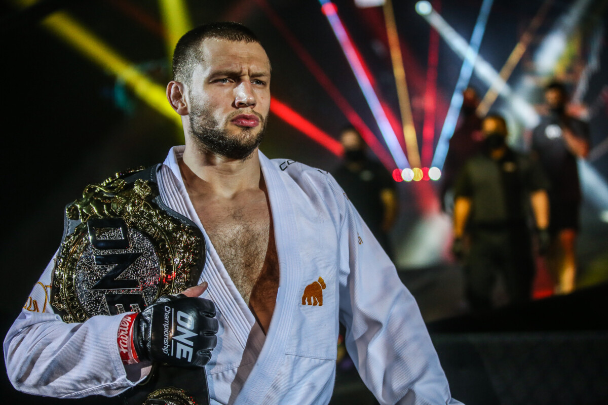 Dutch fighter Reinier De Ridder makes his way to the Circle at ONE: FULL CIRCLE