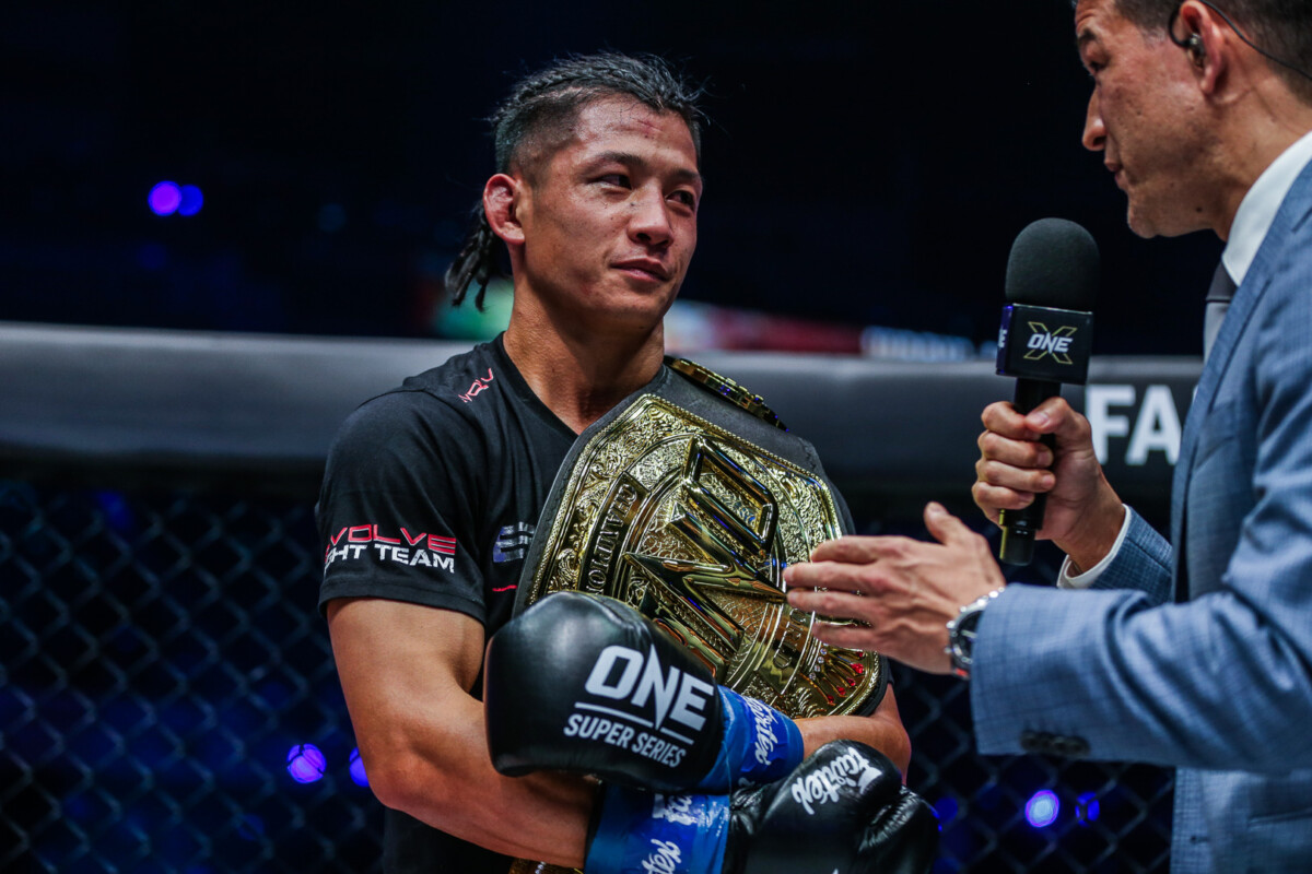 Hiroki Akimoto won the Bantamweight Kickboxing World Championship over Capitan Petchyindee at ONE X