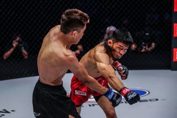 Lito Adiwang swings a cross at Jeremy Miado at ONE X: Part I