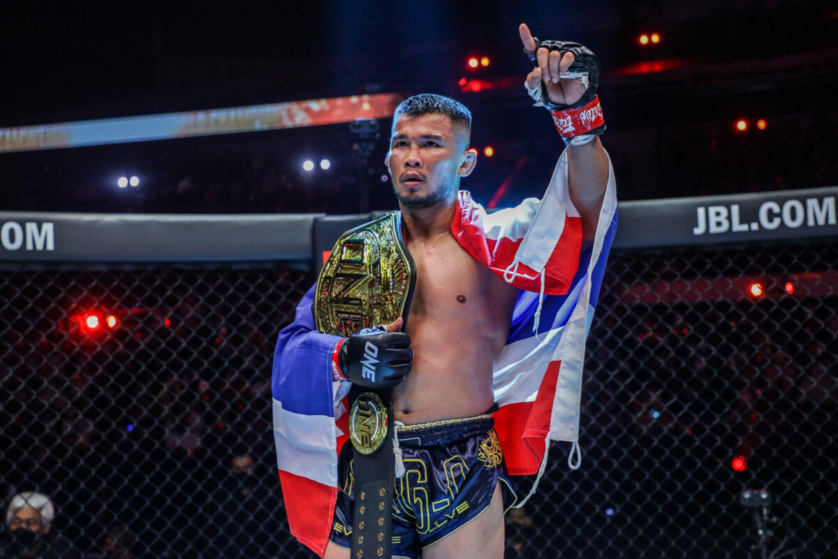 Nong-O Gaiyanghadao successfully defends the Bantamweight Muay Thai World Championship against Felipe Lobo at ONE X