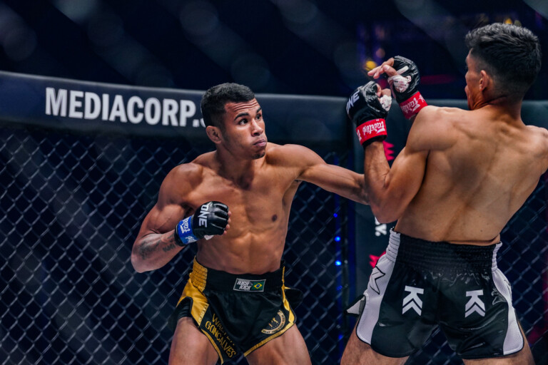Walter Gonclaves strikes Josue Cruz at ONE 157