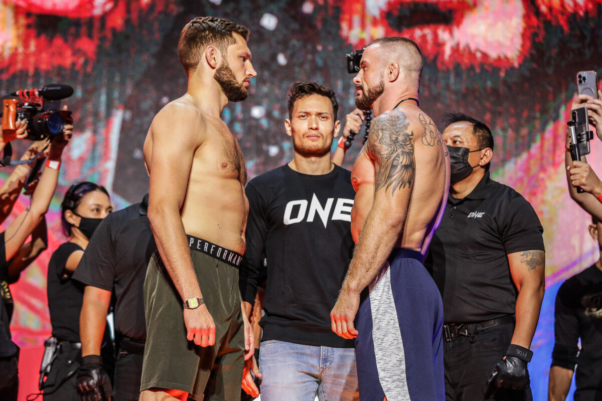 Reinier De Ridder stares down Vitaly Bigdash