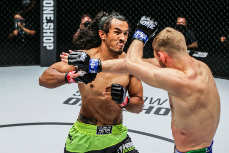 Sinsamut Klinmee throws a cross at Liam Nolan at ONE 159
