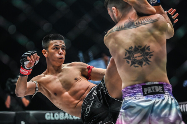 Panpayak Jitmuangnon lands a head kick on Savvas Michael at ONE on Prime Video 1