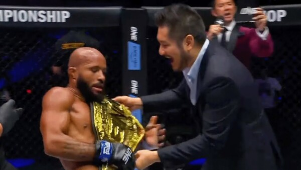 and new demetrious johnson wins the one flyweight world title 600x338