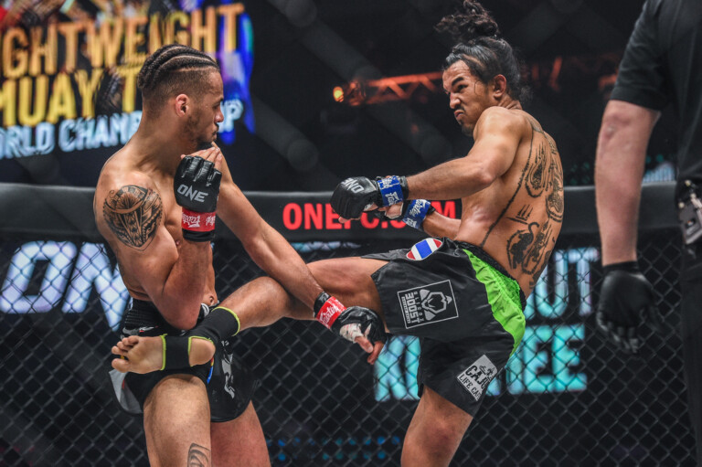 Sinsamut Klinmee throws a kick on Regian Eersal at ONE on Prime Video 3