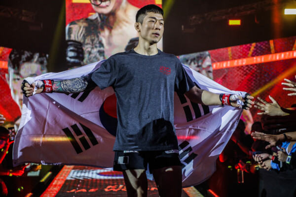 Kim Jae Woong walks to the Circle