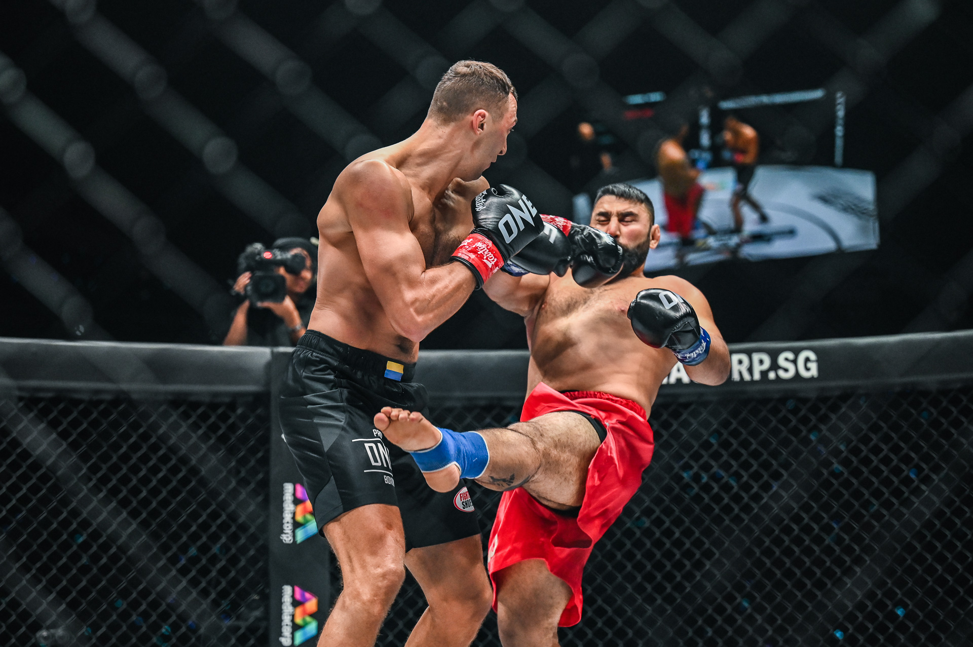 Iraj Azizpour clashes with Roman Kryklia at ONE 163