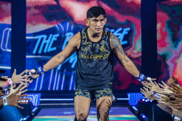 Aung La N Sang makes his way to the Circle at ONE 163