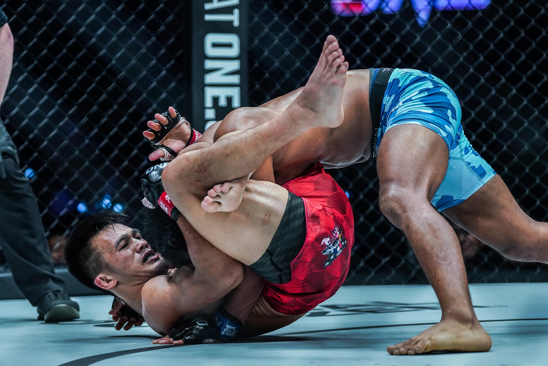 Jeremy Pacatiw grapples with Tial Thang at ONE 164