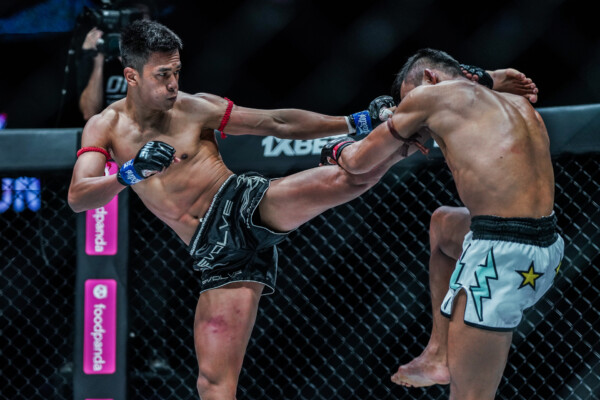 Panpayak Jitmuangnon kicks Superlek Kiatmoo9 at ONE 164