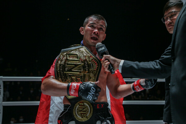 Nong-O Gaiyangahadao is declared winner at ONE Fight Night 1