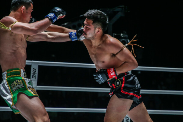 Prajanchai PK.Saenchai punches Kompetch Sitsarawatsuer at ONE Fight Night 1