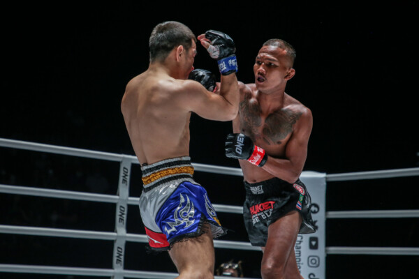 Sagaengarm Jitmuangnon punches Suayai Chor.Haapayak
