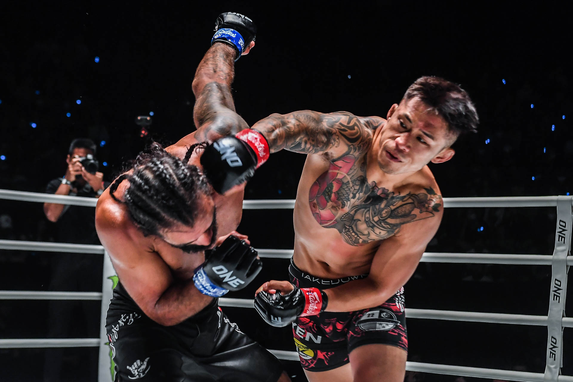 Martin Nguyen throws a punch on Leonardo Casotti at ONE Fight Night 7