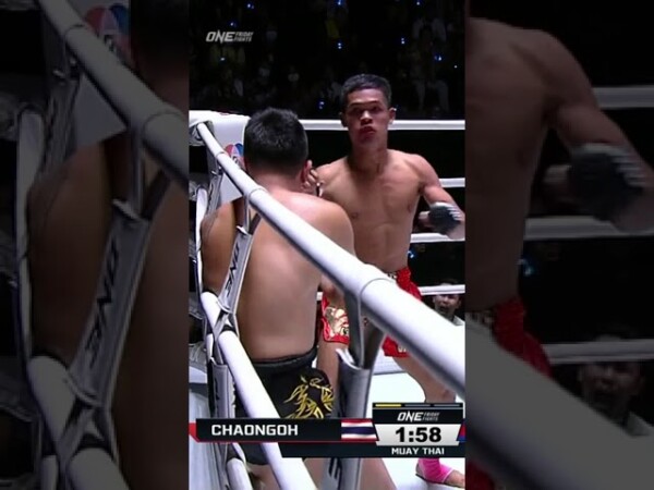 chaongoh jitmuangnon unloads on an bunhour for the tko in 67 seconds e28fb1efb88f 600x450