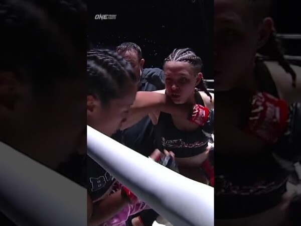 iony lawrence mows down ploymuangjan smile muaythai for the tko win in under two minutes e28fb1efb88f 600x450