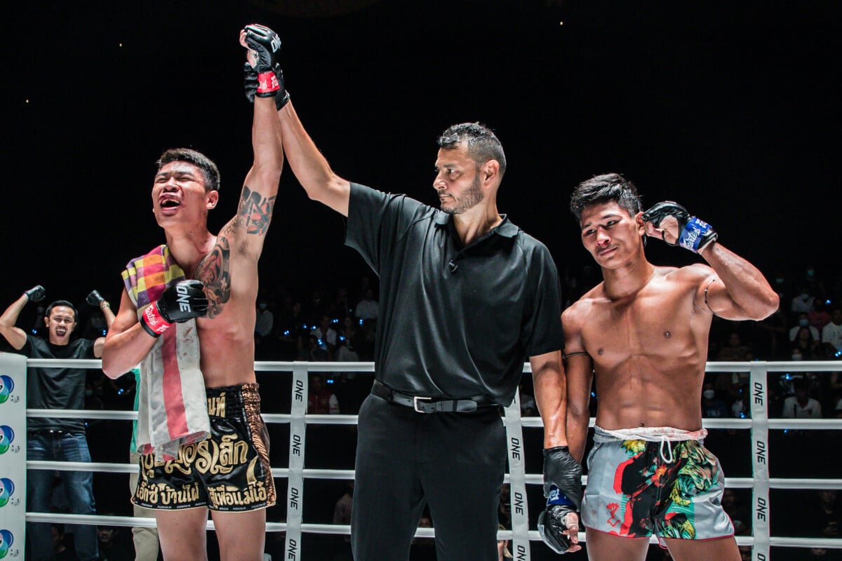 Superlek Jitmuangnon gets his hand raised against Sonrak Sit Por Jor Wor ONE Friday Fights 10