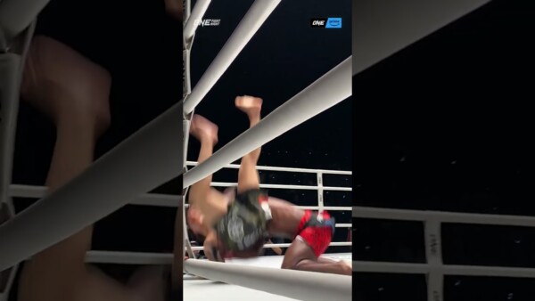 A low blow spoils a beautiful takedown from "Little Giant!" ‍♂️