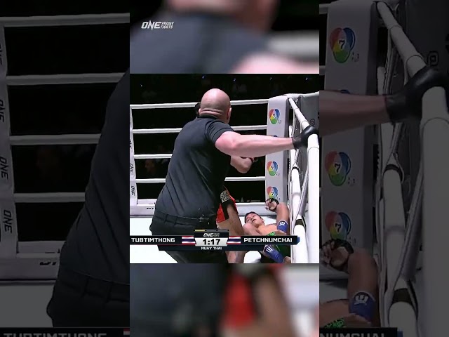 Tubtimthong  blasts through Petchnumchai for a first round KO win!