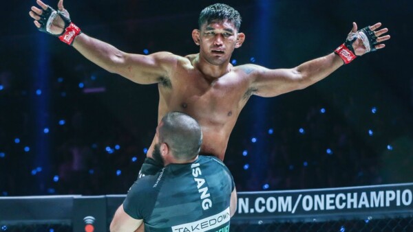 CHOKED OUT  Aung La N Sang  Puts The SQUEEZE on Fan Rong