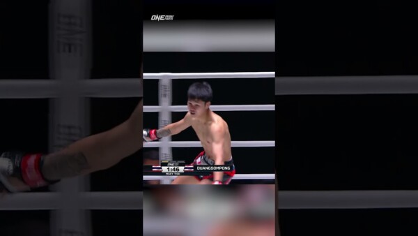 Pompetch  closes the show with a ONE PUNCH KO against Duangsompong!
