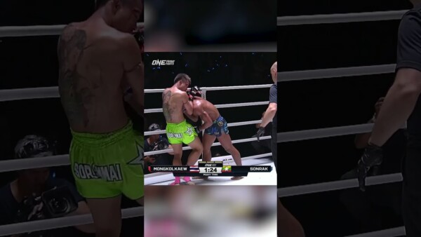 Mongkolkaew  crumples Sonrak with knees to the body for an INCREDIBLE comeback KO in Round 3!