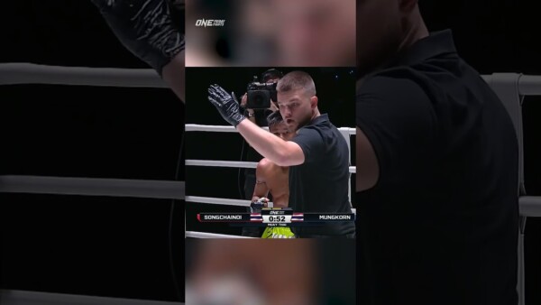 Mungkorn drops Songchainoi with an elbow but the fight RAGES on!