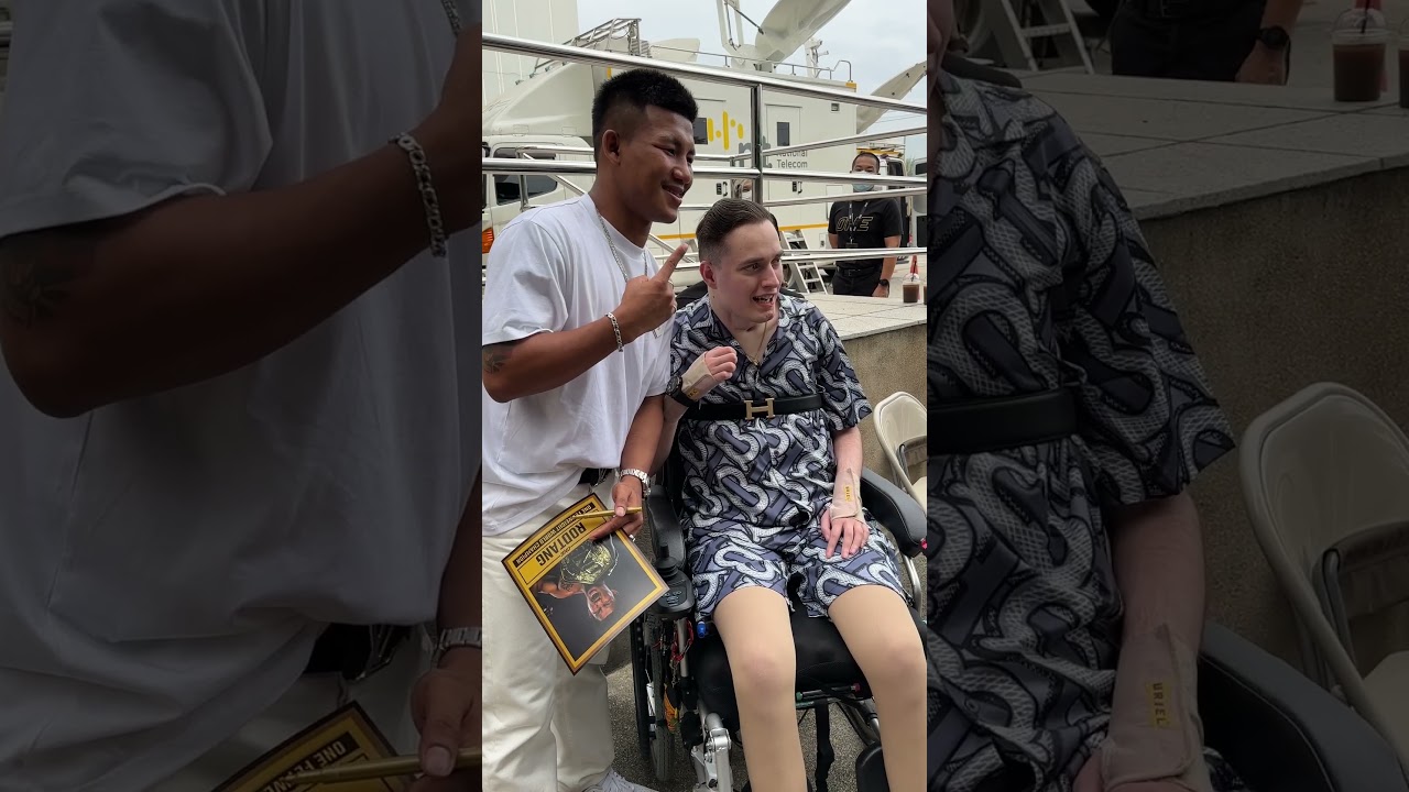 We are ONE ♥️ "The Iron Man" showing love to his fans at Lumpinee Stadium