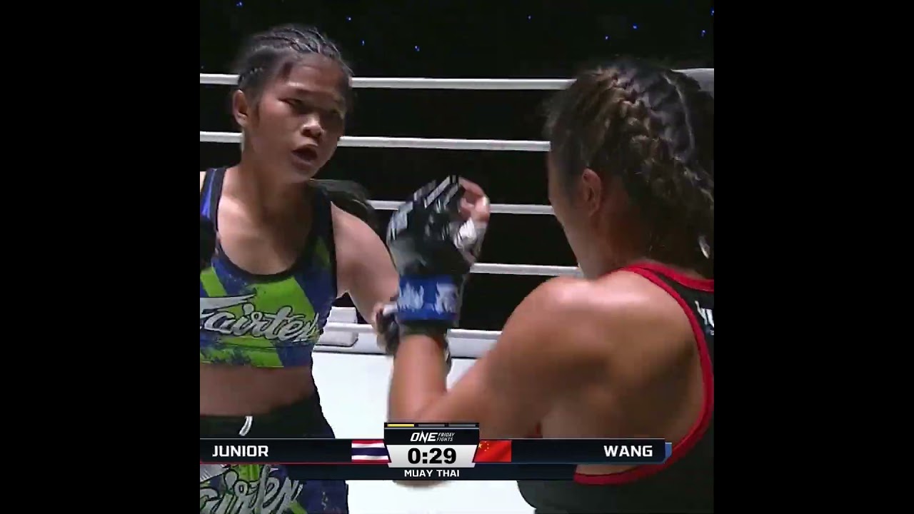 Junior  rains punches down on Wang Yue! ️