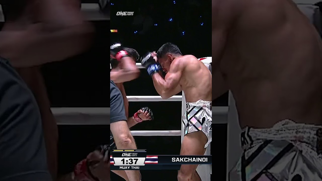 Petchdam  pulverizes Sakchainoi en route to an epic KO!