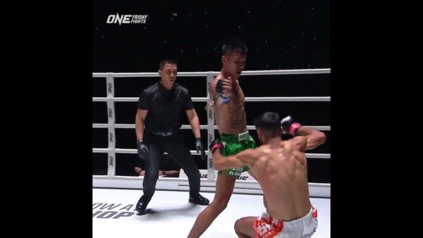 Parnpet drops Abdallah Ondash with a beautiful flying knee!