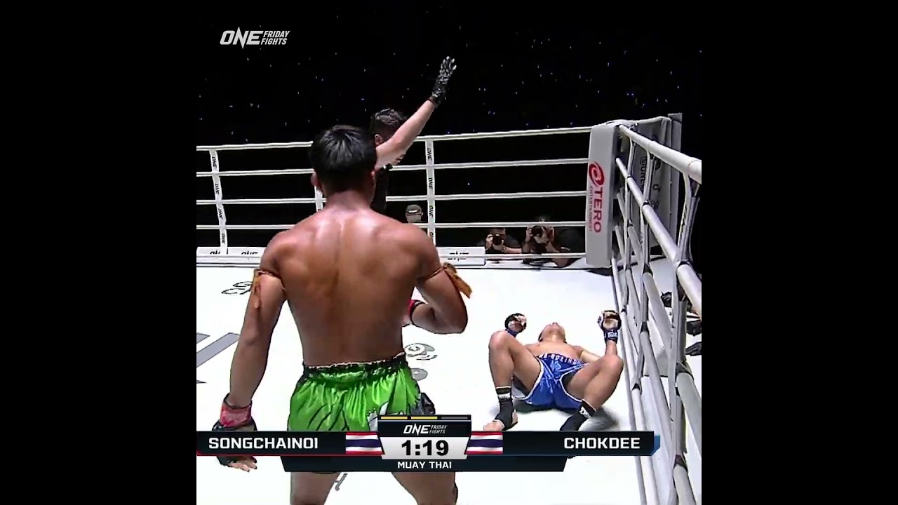 Songchainoi  breaks Chokdee with body shots!