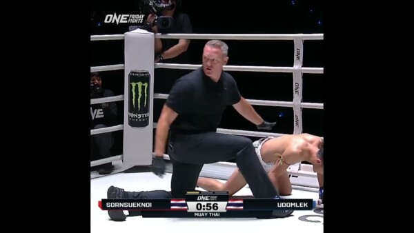 His leg was done  Sornsueknoi  crumples Udomlek with one kick!
